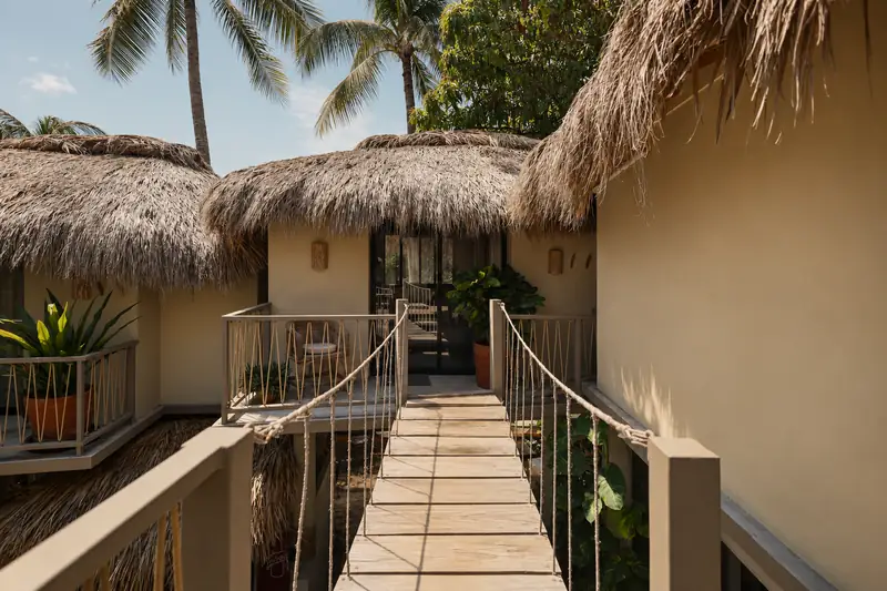 Puente colgante de acceso a los bungalows