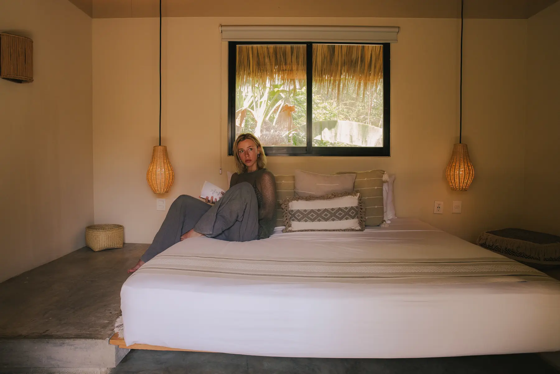 Recámara del Bungalow Deluxe con ventanal a las palmeras