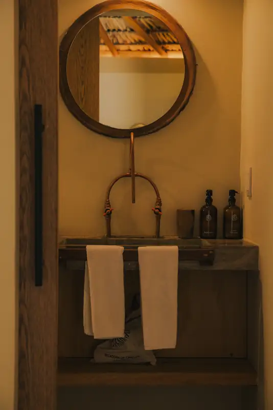 Lavabo y espejo de un bungalow de raíz