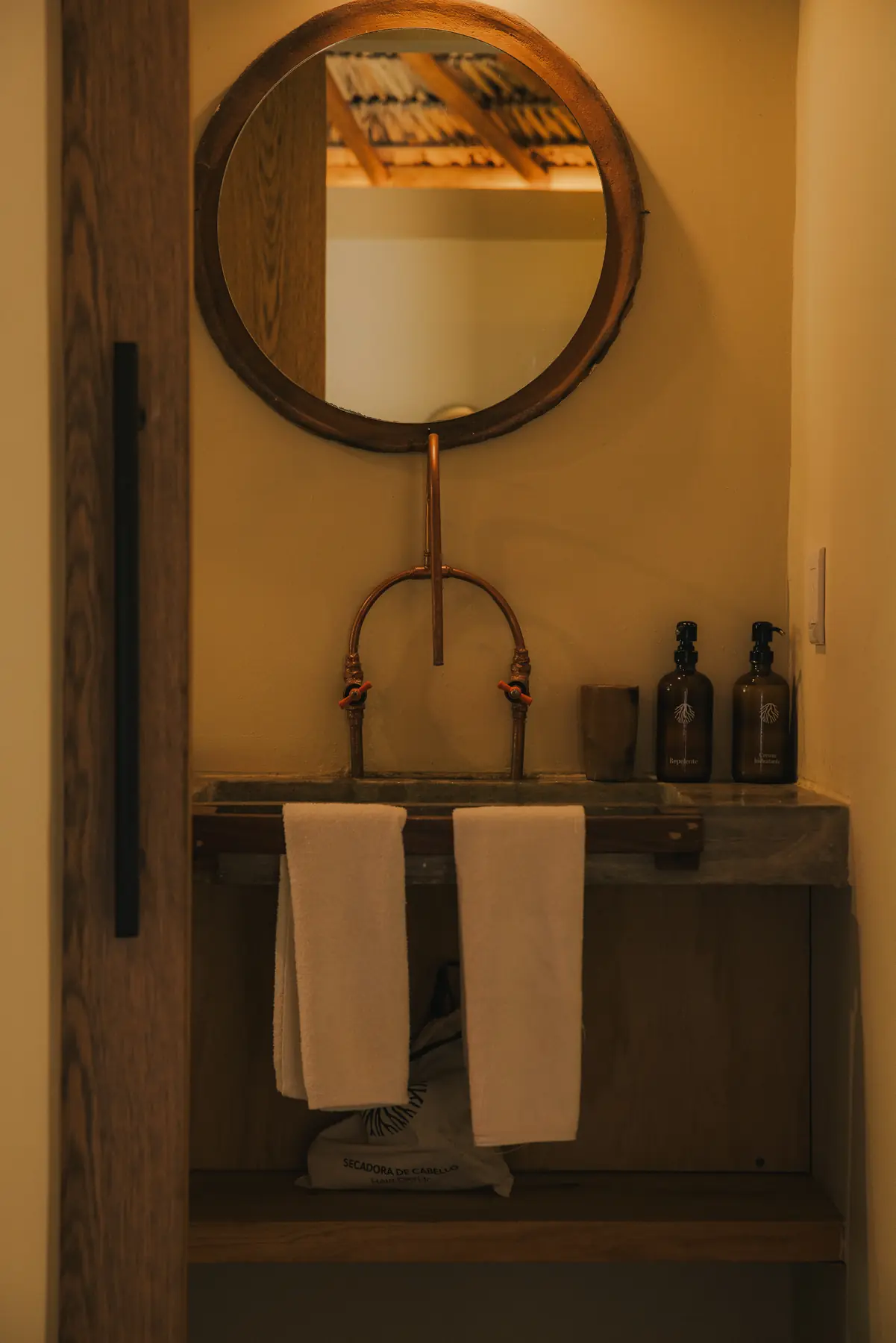 Lavabo y espejo del Bungalow Deluxe