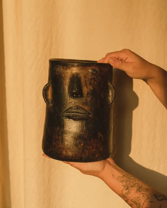 Pieza de barro artesanal oaxaqueño en raíz