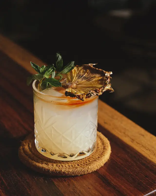 Cóctel de autor con piña deshidratada