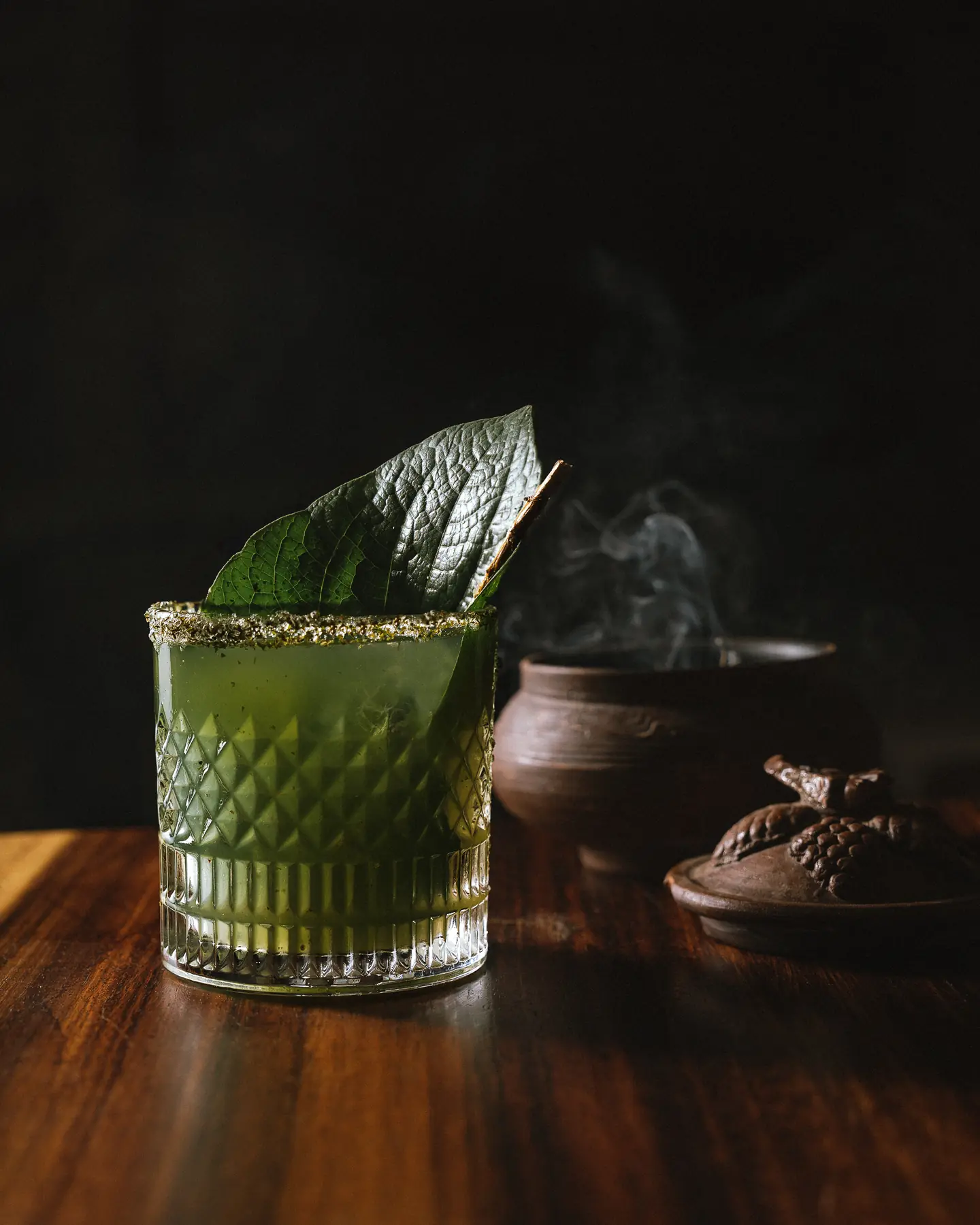 Cóctel de mezcal con hierbas frescas