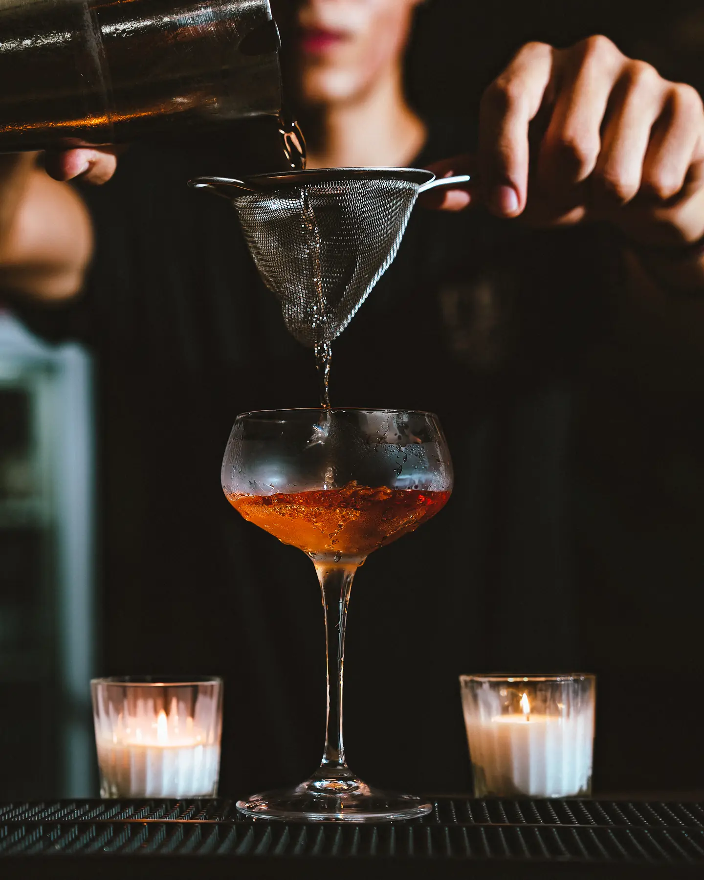 Preparación de coctelería de autor en la barra de raíz