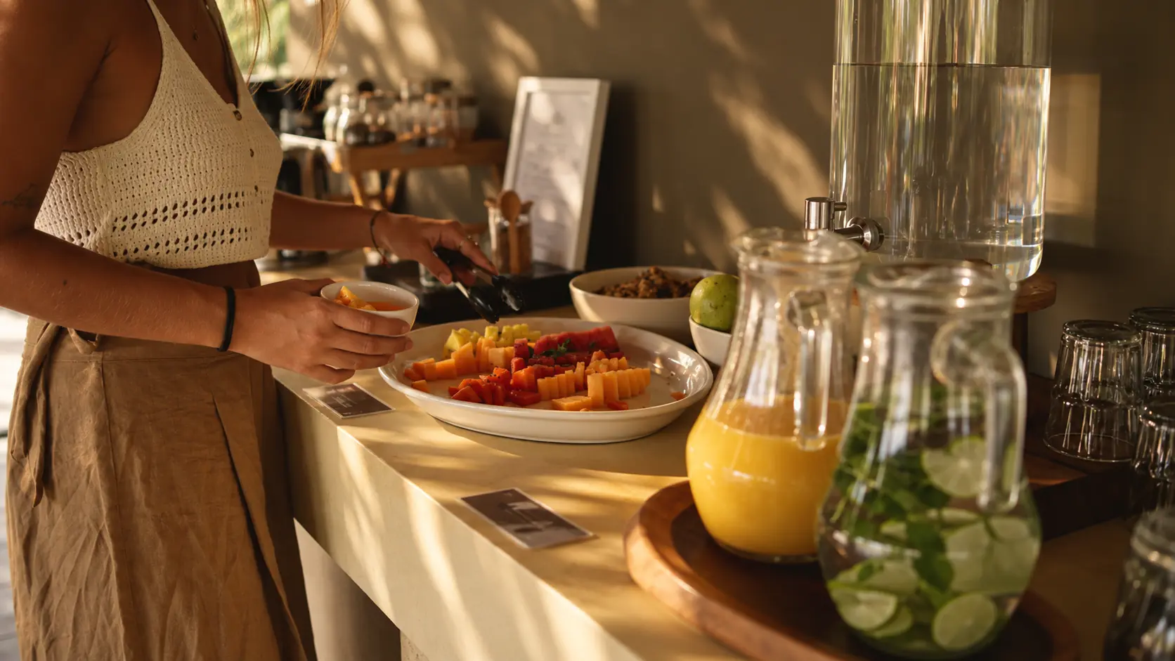 Buffet de desayuno con fruta de temporada