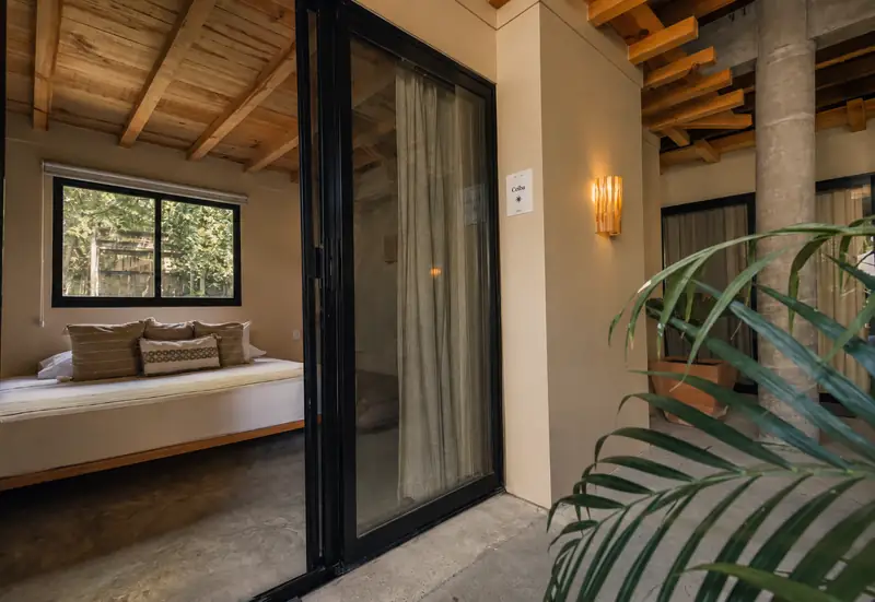 Acceso a una habitación desde el jardín