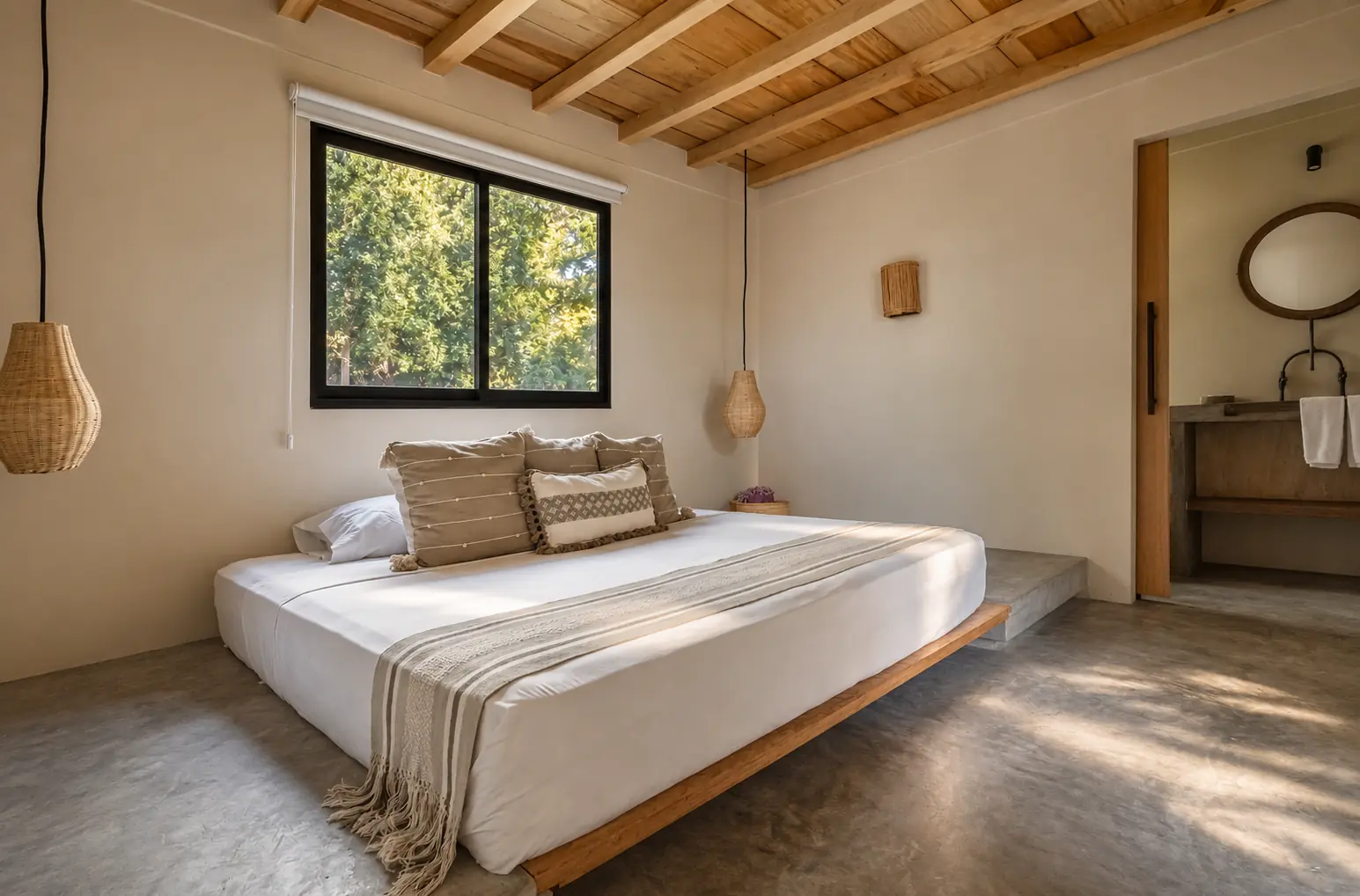 Habitación Estándar con cama king y ventana al jardín