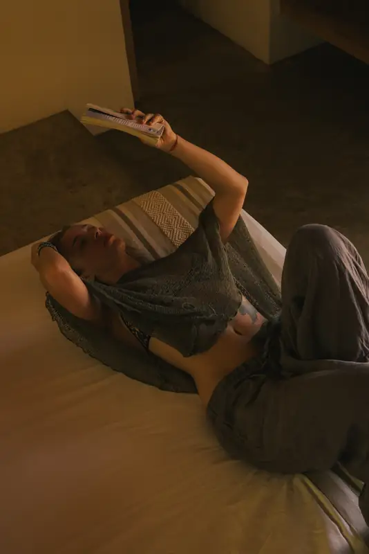 Lectura en la cama de una habitación de raíz