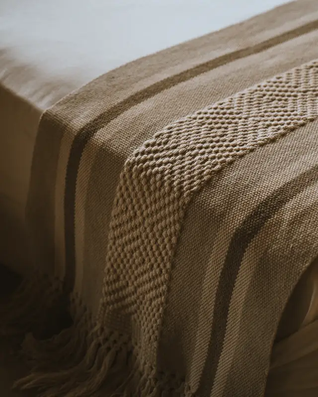 Textiles de algodón en una habitación de raíz