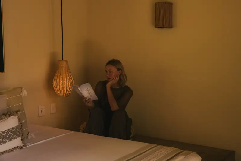 Lectura en una habitación con luz cálida
