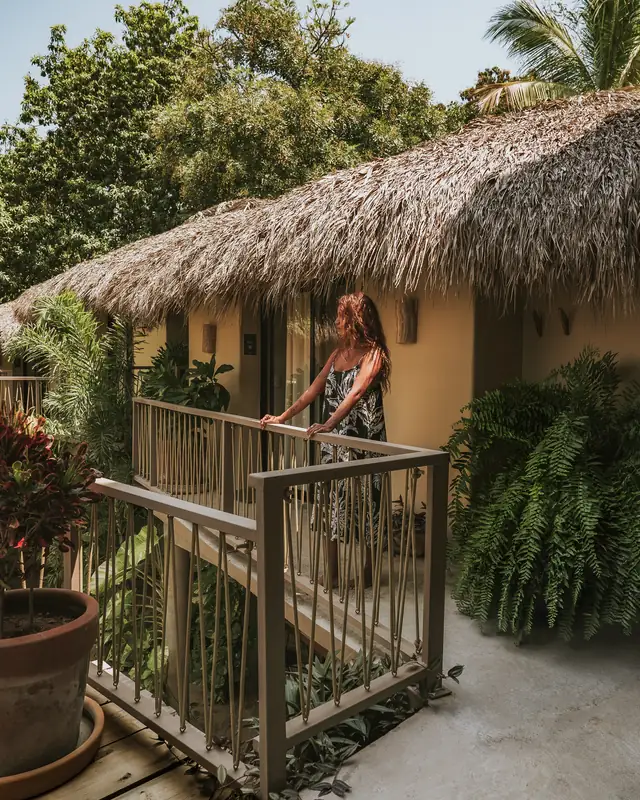 Corredor de habitaciones con techo de palma