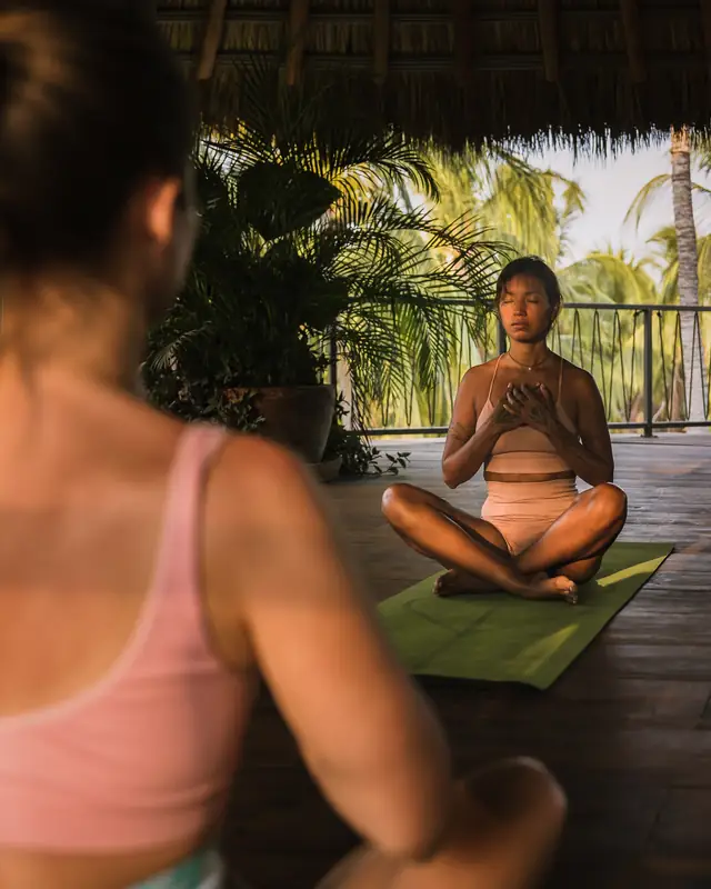 Práctica de yoga frente al jardín de raíz