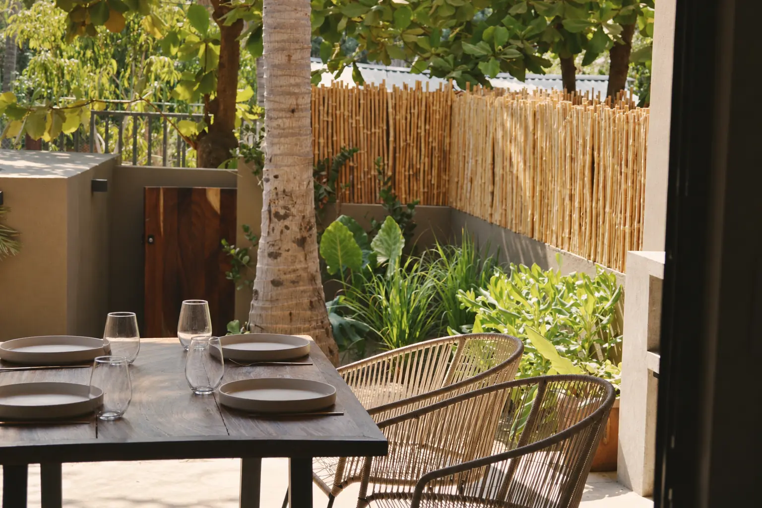 Comedor exterior del Estudio Deluxe entre la vegetación