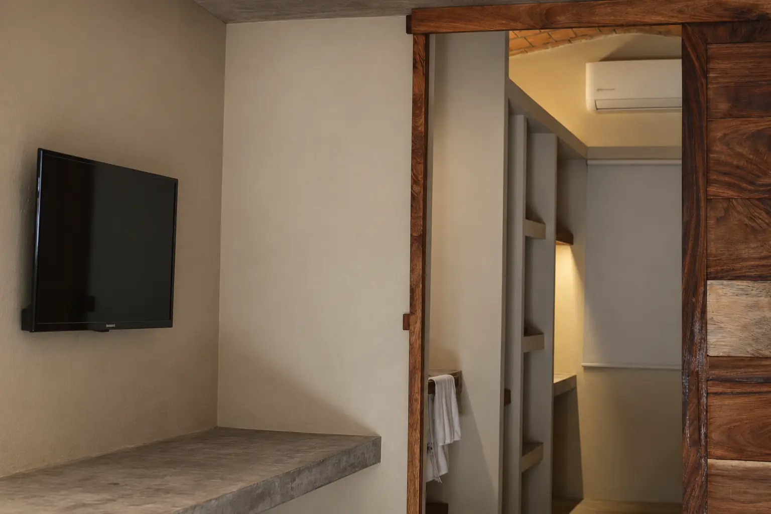 Baño del Estudio Deluxe con acabados de concreto