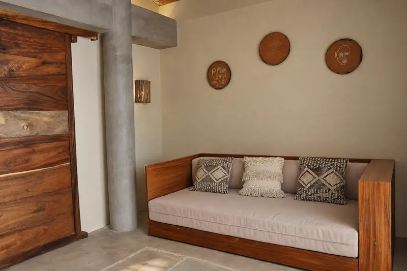 Sala del Estudio Deluxe con piezas de barro