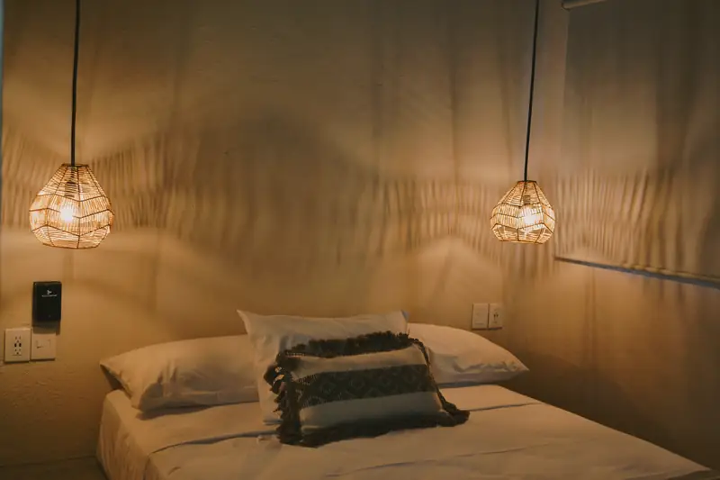 Recámara del Estudio Deluxe con luz de tarde