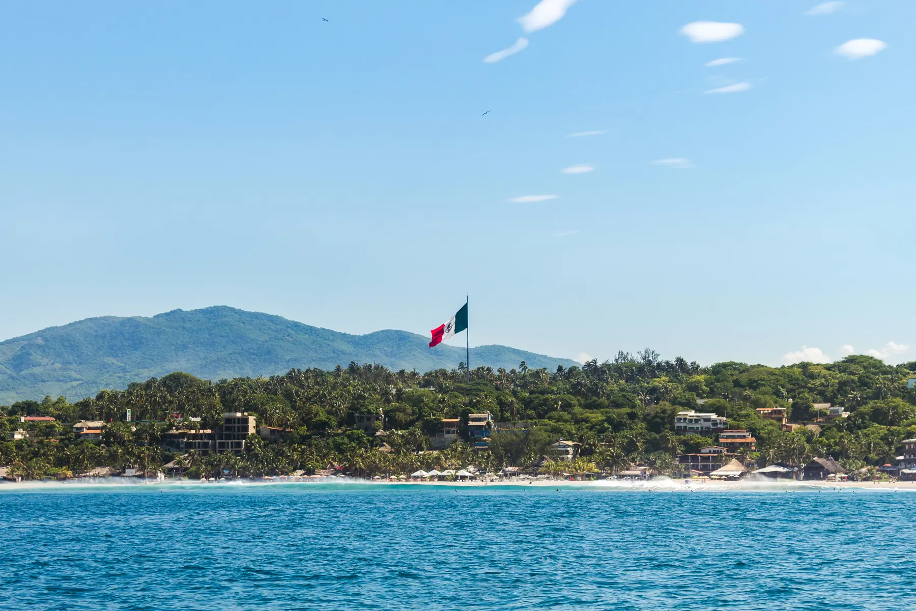 Bahía de Puerto Escondido con la bandera de México