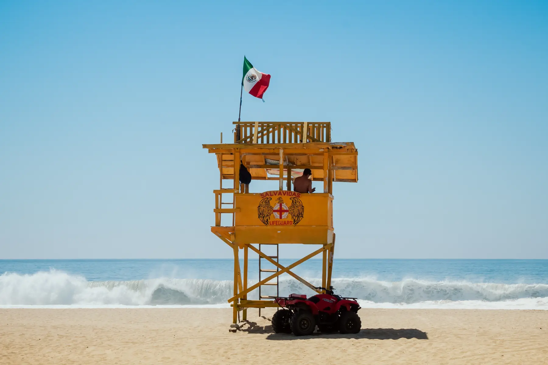 Torre de salvavidas en la playa de Puerto Escondido