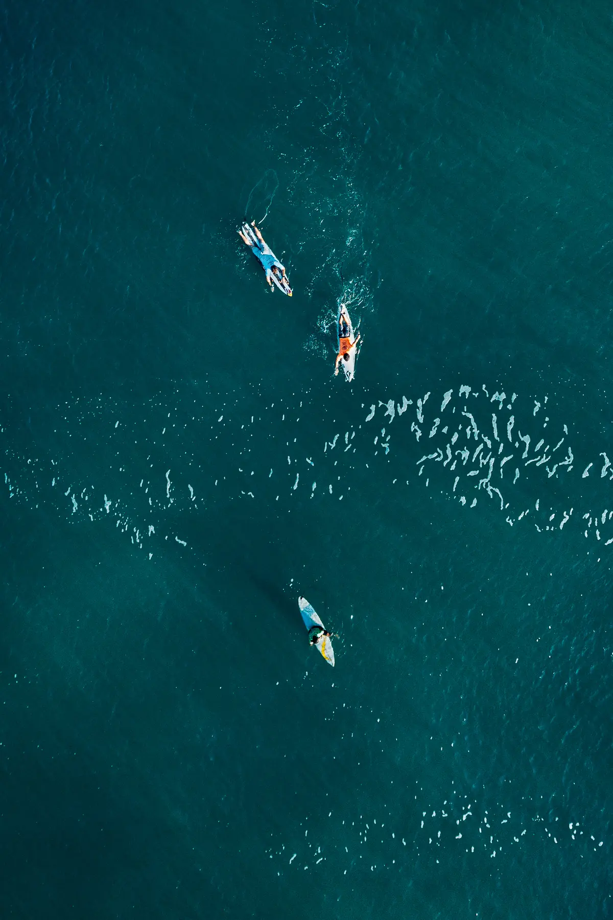 Surfistas en el Pacífico frente a Puerto Escondido