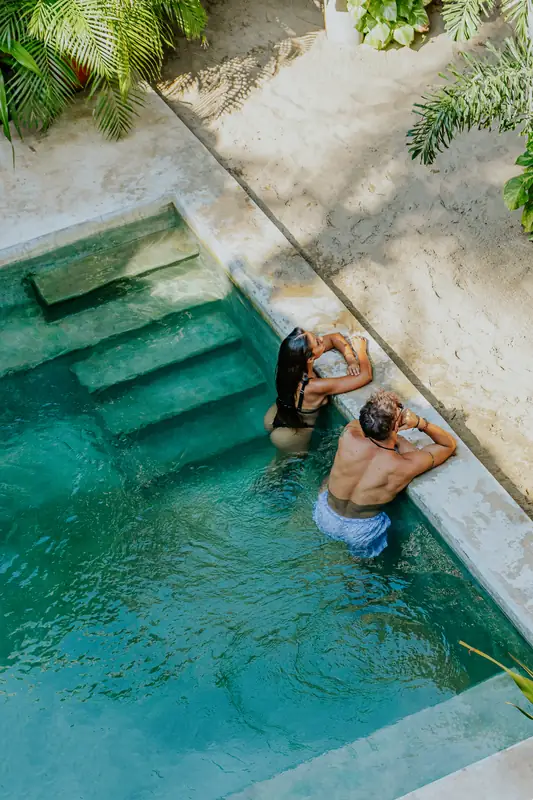 Pareja descansando en la alberca de raíz