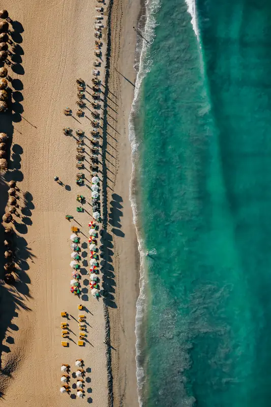 Sombrillas y mar turquesa vistos desde el aire