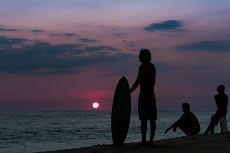 Surfista al atardecer en Playa Zicatela