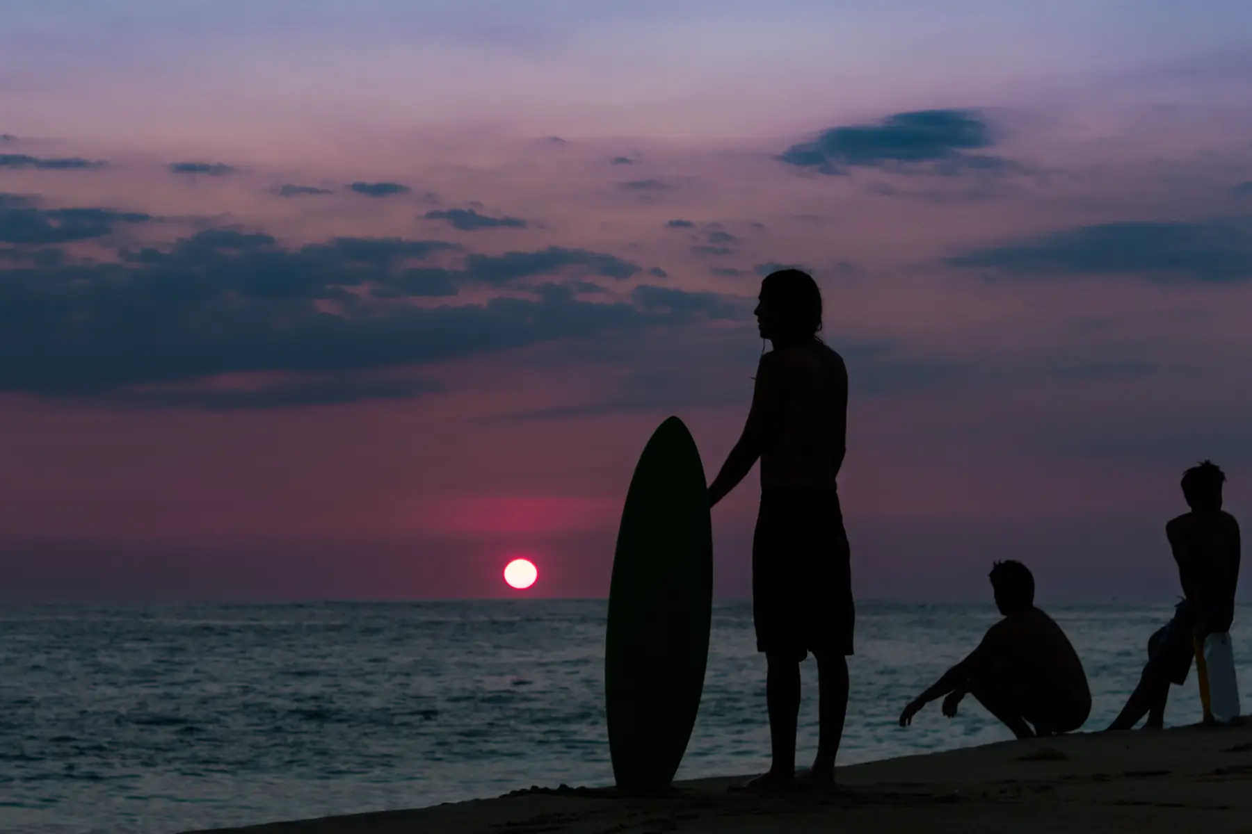 Surfista al atardecer en Puerto Escondido