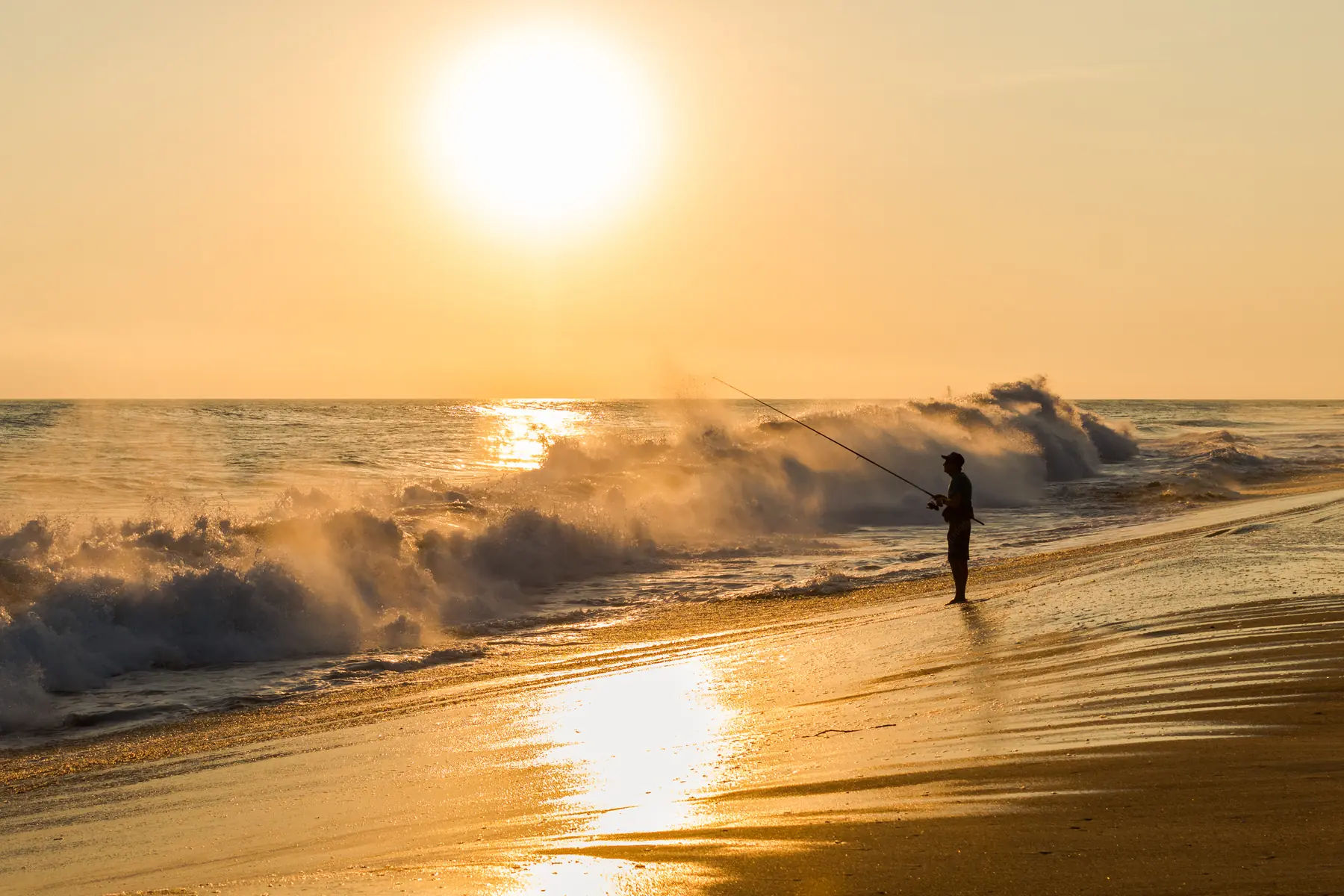 Pescador al amanecer en la costa de Puerto Escondido