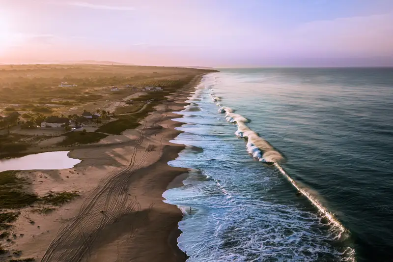 Amanecer sobre la costa de Oaxaca desde el aire