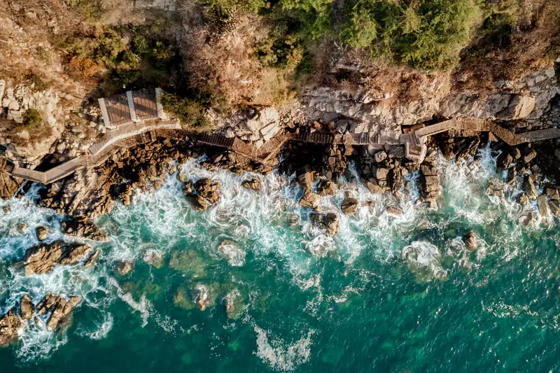 Cala rocosa y agua turquesa en la costa de Oaxaca