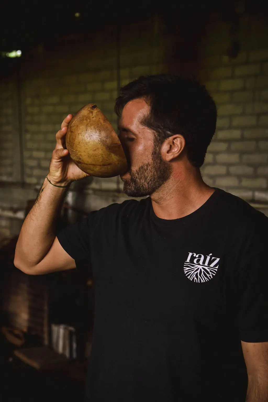 Mezcal servido en jícara durante la cata