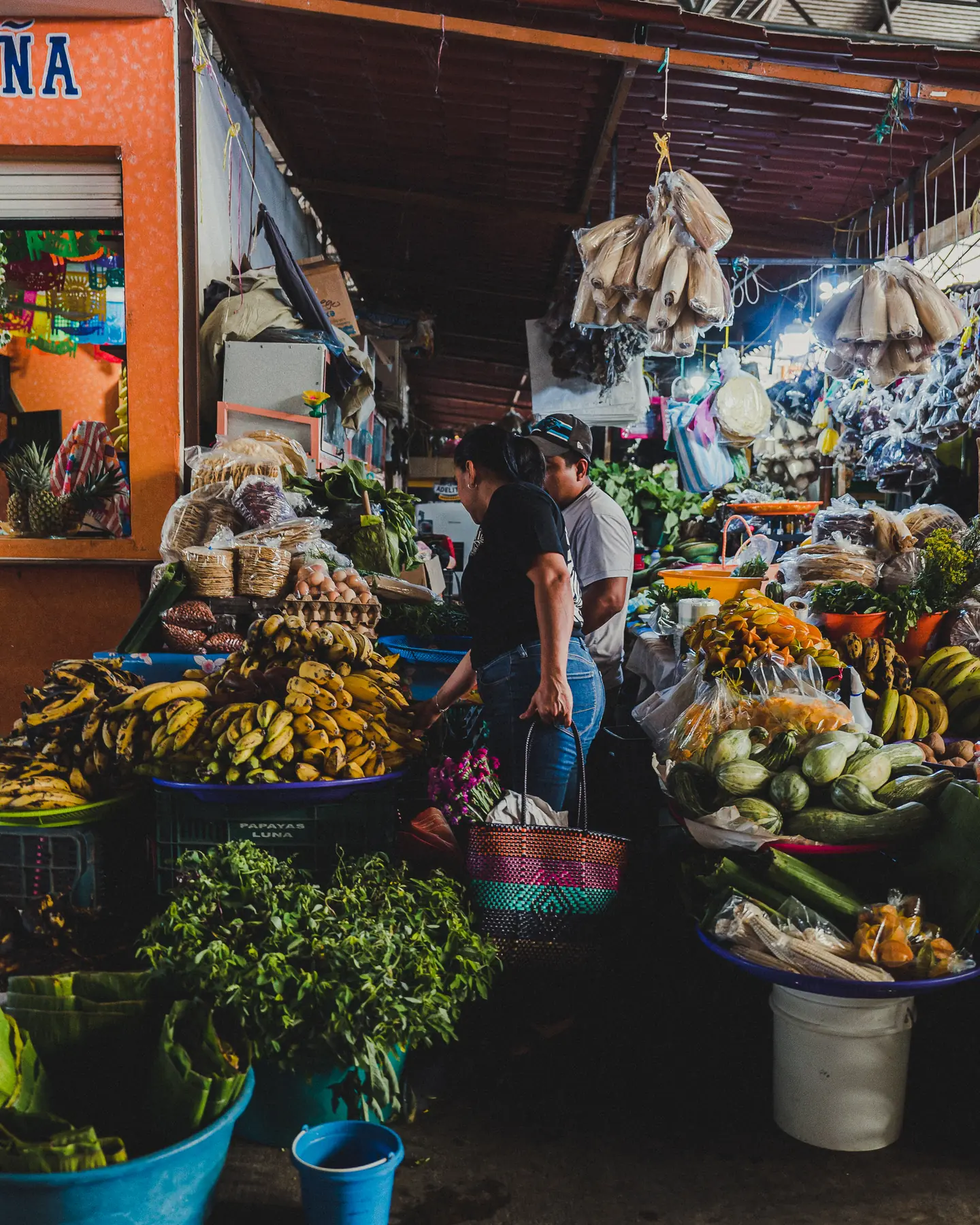 Mercado local con productos de la región