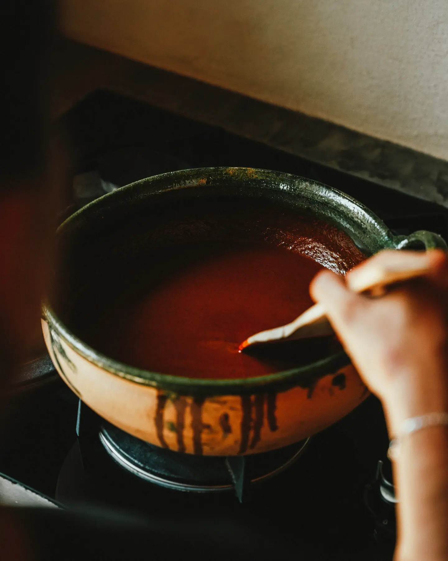 Mole cocinándose en cazuela de barro