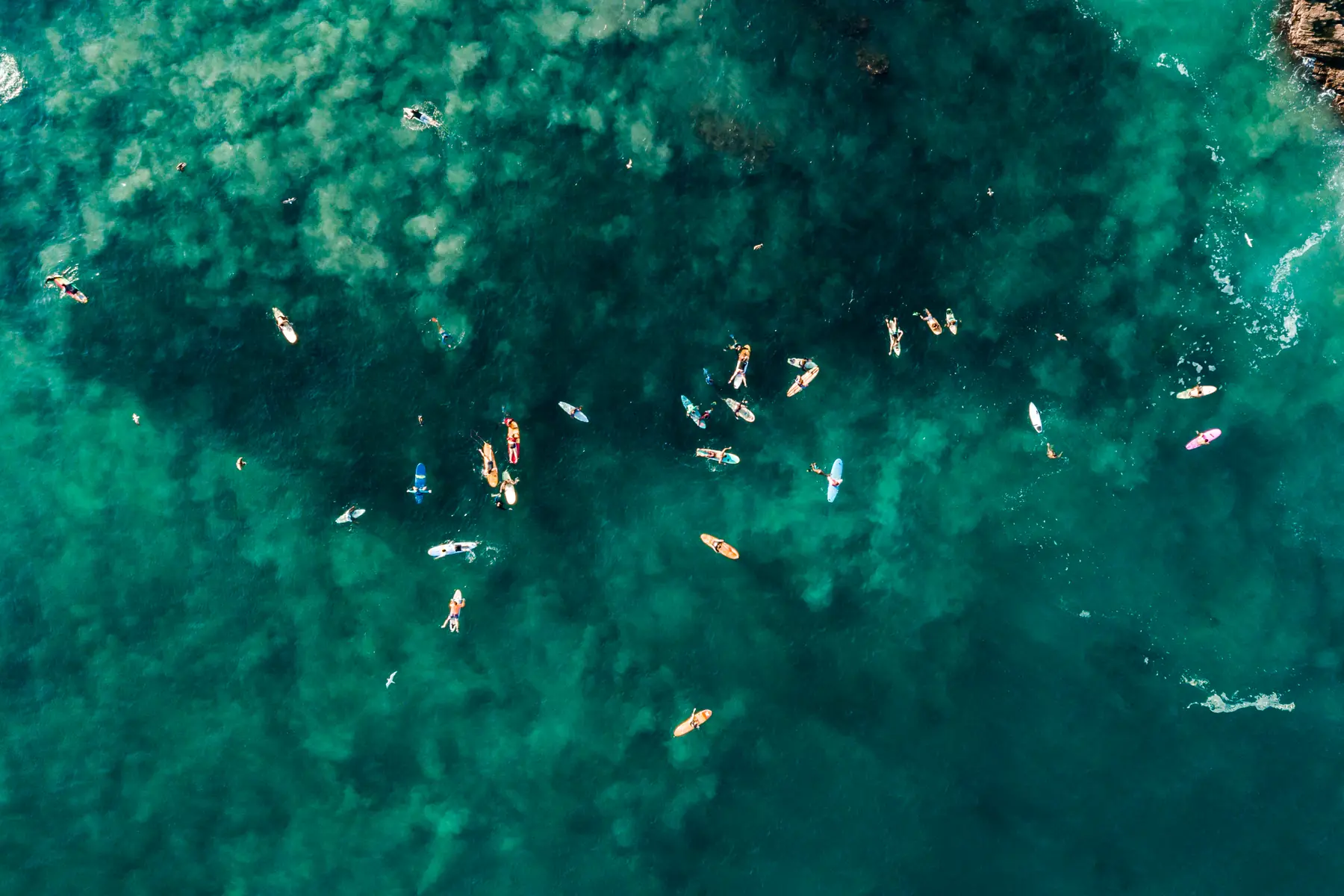 Surfistas en el mar vistos desde el aire
